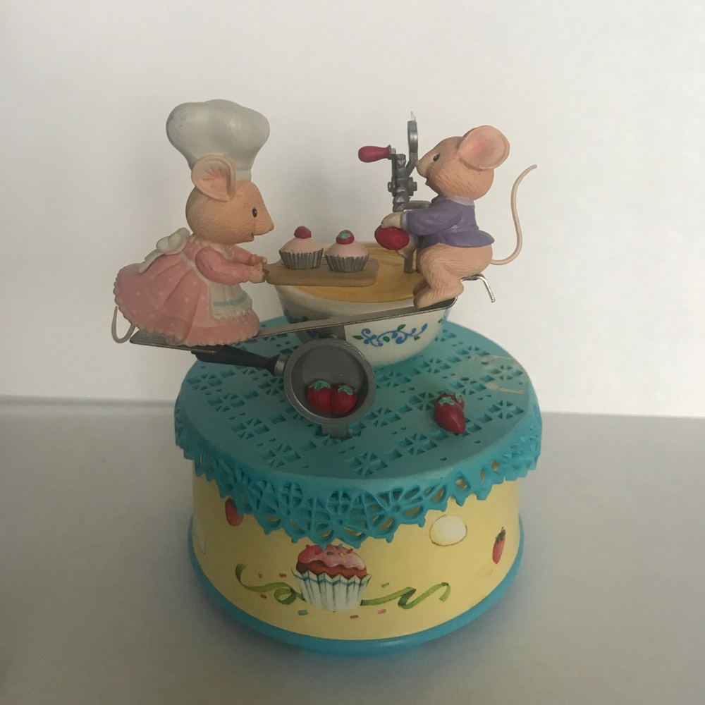 Enesco "whistle while you work" music box